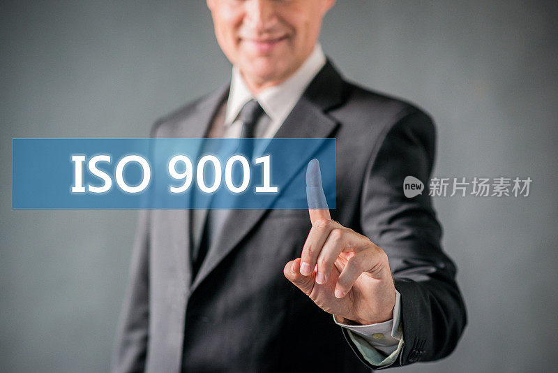 商人指着虚拟的ISO 9001标志